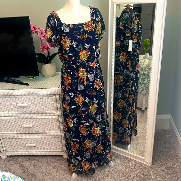Signature by Robbie Bee Dresses & Skirts - NWT Robbie Bee floral, maxi dress, size 8.